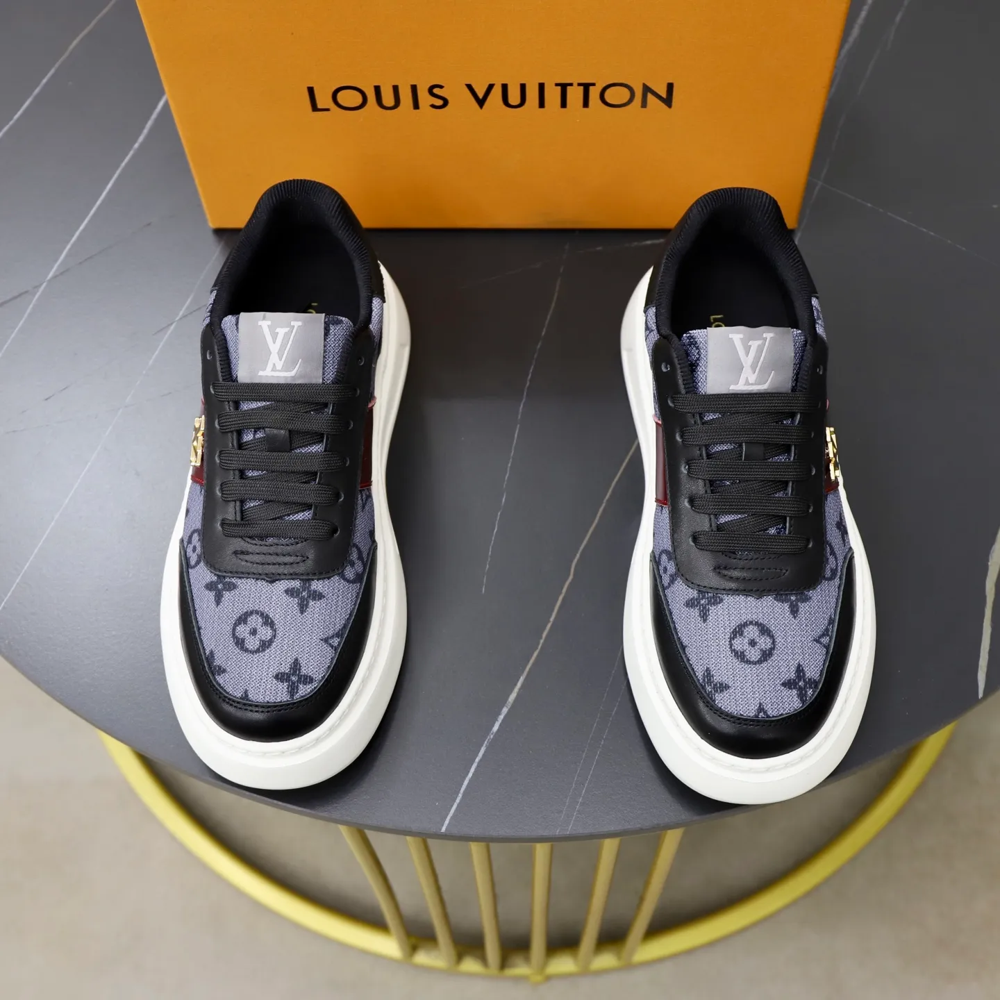 Ex-factory price: 420💰🙅‍♂️🙅‍♂️🙅‍♂️ Brand: LV Louis Vuitton Standard code: 38-44 (45 customized) Grade: Same as the official website Material: Original cowhide splicing fabric Comfortable cowhide lining Increased lightness, wear-resistant and soft outsole Style category: Men's fashionable casual shoes Running sneakers Distinguished luxury brand elements Top luxury Color: actual picture color